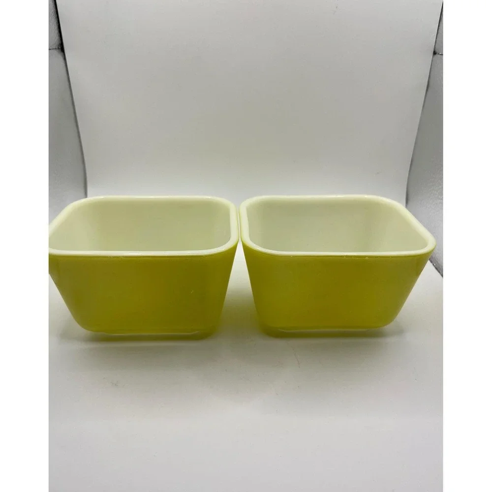 Vintage Pyrex. yellow set of two refrigerator dishes‎